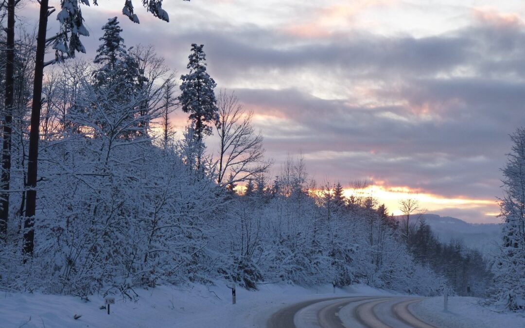 talvinen maisema ja maantie, joka osittain lumen ja jään peitossa.
